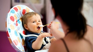Bič na neplatičov výživného. Zavedú úroky z omeškania