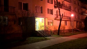 Z bytu tiekla voda a nikto neotváral. Na zemi ležal mŕtvy človek