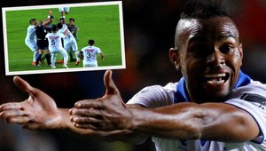 Spoluhráčovi Ronaldinha preplo! Kosa cez obe nohy, potom šupa do nosa!