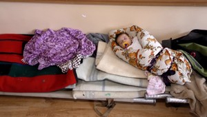 Rómom, ktorí prišli o svoje príbytky, našli dočasné ubytovanie. V základnej škole