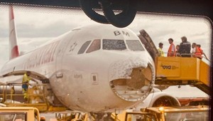 Obrovské krúpy zdemolovali lietadlo. Piloti dokázali núdzovo pristáť