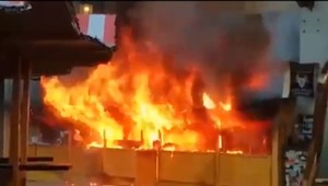 Za stánok, ktorý horel na vianočných trhoch, hlavné mesto nezodpovedá. Majiteľa už v minulosti pokutovali