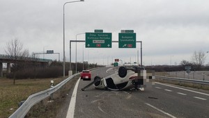 Na D4 v smere do Bratislavy sa zrazili dve autá. Jedno skončilo mimo cesty, druhé na streche