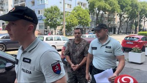 Útočník, ktorý napadol zdravotníkov a pacienta, ide do väzby