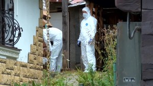 Sériový vrah sa postavil pred súd. Spolu s družkou mali týrať osemročného syna