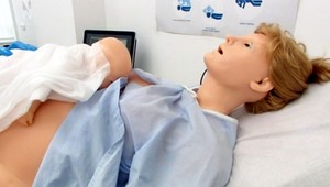 Rodiaca figurína. Na Slovensku máme pôrodný simulátor menom Victoria