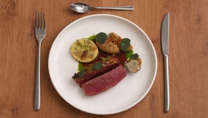 Jahňací chrbát s raviolou a šalotkovo-horčicovým pyré