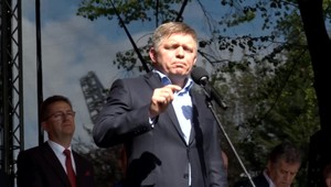 Fico sľúbil príplatky za víkendy a sviatky, odborník jeho veľkorysosť spochybňuje