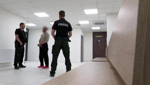 Otec zo strachu zavolal políciu na svojho syna. Vyhrážal sa mu smrťou a v ruke držal dýku