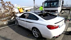 Mladík nezvládol BMW. Auto viselo z mosta nad cestou