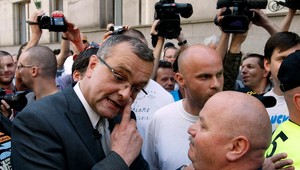 Českí štrajkujúci hádzali po ministrovi paradajky. Chceli ho aj zbiť...