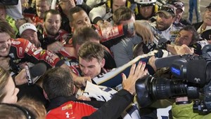 Hromadná bitka na NASCAR. V cieli lietali vzduchom chladené päste!