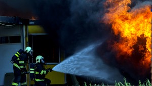 Tragédia v plameňoch rodinného domu: Požiar si vyžiadal jednu obeť