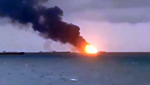 Tragický výbuch a požiar. Ľudia sa zachraňovali skokom do rozbúreného mora