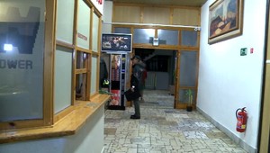 Muž vyšiel z okna na 10. poschodí na hromozvod. Nasledoval fatálny pád