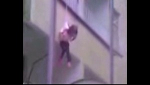 VIDEO: Takmer zabila dieťa! Pre pár kusov oblečenia...