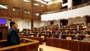 Opozícia bude možno bojkotovať nočné rokovanie o odvolaní Fica