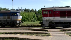 Cestujúci počas jazdy rozbil sklo na dverách k rušňovodičovi. Údajne mal strach o jeho zdravie