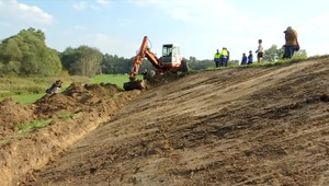 Štúrovčanom budujú protipovodňové bariéry. Práce skontroloval aj minister Sólymos