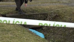 V priekope pred domom našli bezvládne telo. Polícia zatiaľ nevie, ako muž zomrel
