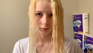 Chcela si odfarbiť si vlasy doma, teraz to ľutuje: Takto TO nikdy nerobte!