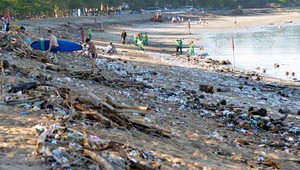 Turistický sen sa mení na hrôzu. Pláže zaplavujú tony plastového odpadu