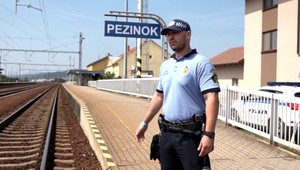 Dráma na železnici. Muža policajti ťahali z koľajníc, on sa bránil, chcel skočiť pod vlak