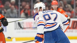 MCDAVID hral v play-off so zlomeninou členka