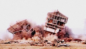 Časť budovy sa mu zasekla v nohe. Amputovali ju