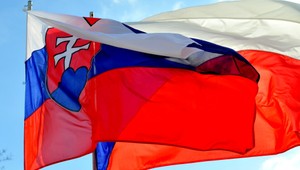 Fíni poplietli našu hymnu a vlajku. Nie sú v tom sami