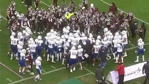 Dva tímy amerického futbalu sa pustili do hromadnej bitky