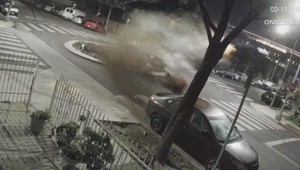 VIDEO: Desivá nehoda. Vodička preletela v rýchlosti 160 km/h cez kruhový objazd