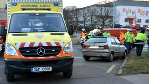 Vodička zabudla zatiahnuť ručnú brzdu, auto zrazilo chodkyňu