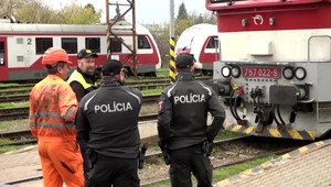 Vyhrážanie sa palicou aj obnažovanie sa vo vlaku. Dôvodom je aj neprítomnosť sprievodcu