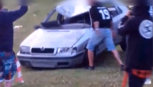 S autom medzi stanmi a s alkoholom v krvi. Aby toho nebolo málo, ešte aj na seba zavolal políciu