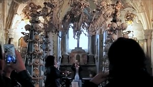 Selfie s pozostatkami nebohých. V českej Kostnici fotenie zakázali, ako je to na Slovensku?