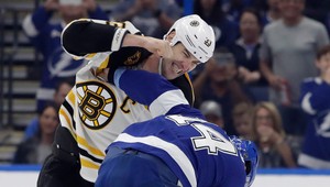 VIDEO: Zdeno Chára sa opäť pobil! Tentokrát už v prvej minúte