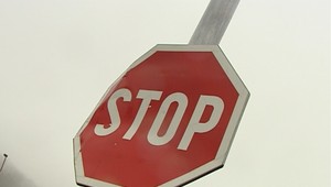 Na značke STOP nie je vždy nutné zastať. V akej situácii má vodič výnimku?