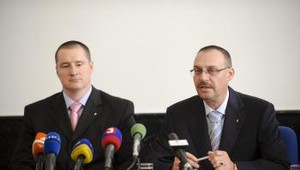 Gang bytovej mafie: Obvinili 14 ľudí vrátane expolicajta