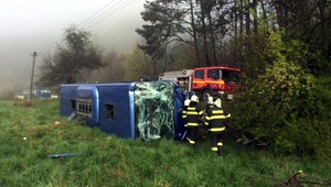 Pri Žiline havaroval autobus plný ľudí, po zrážke sa prevrátil