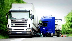 Zrážka dvoch kamiónov a auta, pre hustý dym