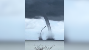 Dychberúci úkaz v Taliansku: Dvojitá vodná smršť ohúrila prímorské mesto