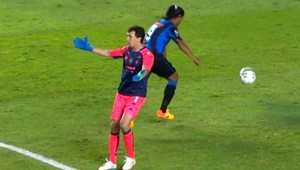 Ronaldinho super ogabal brankára! Lišiacky gól neplatil, ešte videl aj žltú!