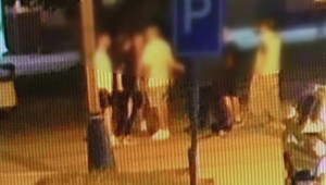 Brutálna bitka na ulici: Ležali bez pohybu, no kopance neprestávali