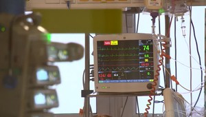 Zdravotníci dostali jednorazovú odmenu a príplatky. Postupne sa s nimi musia rozlúčiť