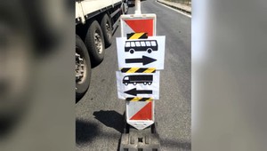 Zákaz vjazdu nakreslený na chodníku či zákaz parkovania namaľovaný na plote. Musíme takéto značky poslúchať?