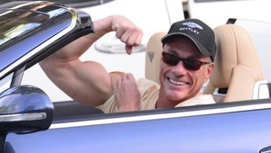 Van Damme zapletený do obchodu s bielym mäsom?! Ako darček dostal 5 mladých žien!