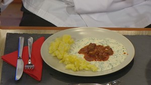 Kôprová omáčka s hovädzím gulášom a zemiakmi na cibuľke