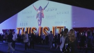 Celebrity a Jacksonovi fanúšikovia sa zúčastnili premiéry This Is It