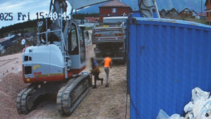 Stavbu škôlky pri osade prerušili deti. Ničili techniku a vošli do bagrov